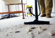 Устранение дефектов и уборка после покраски потолков